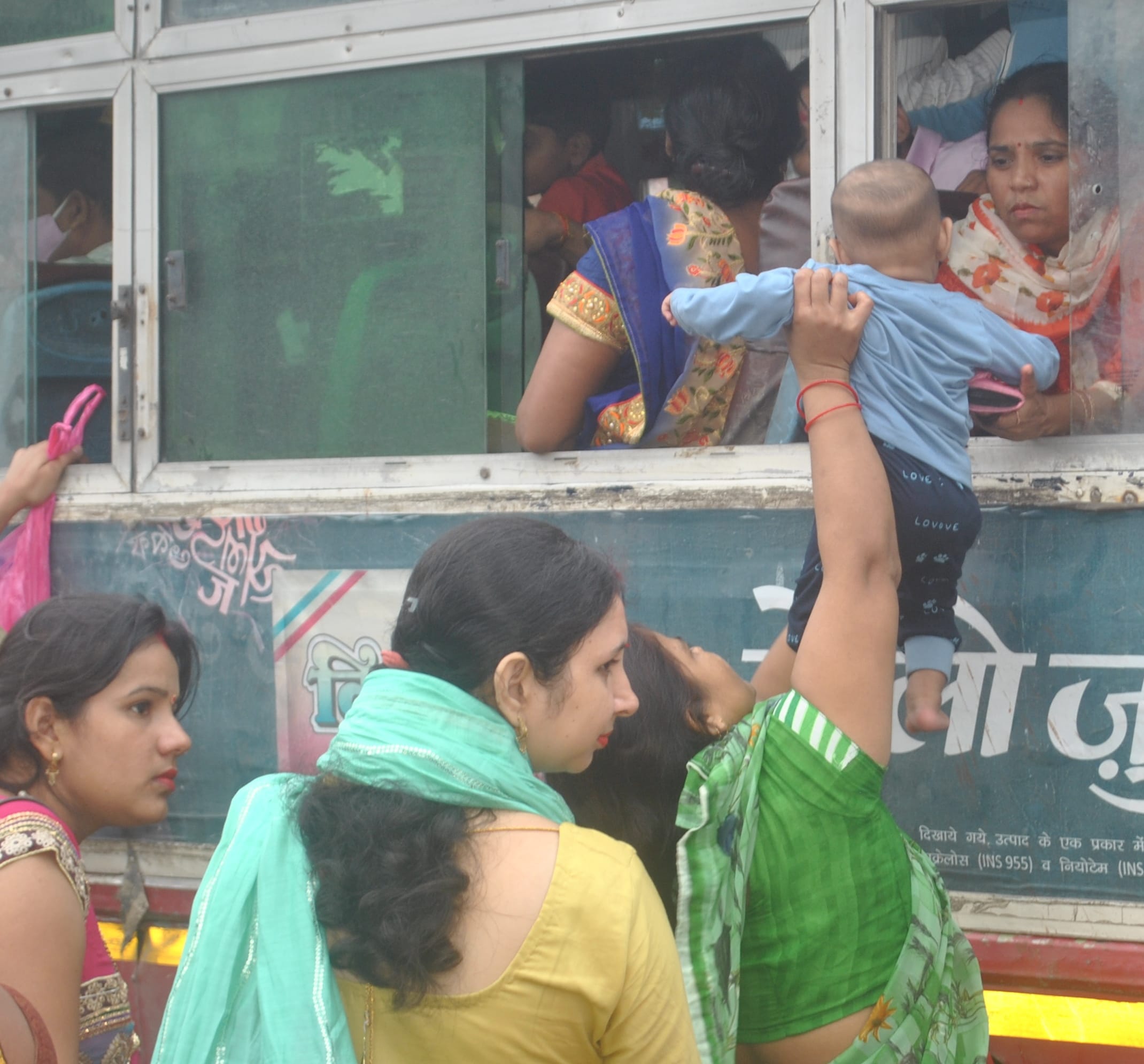 शामली रोडवेज बस अड्डे पर बस में बैठने के लिए यात्रियों की लगी भीड़।