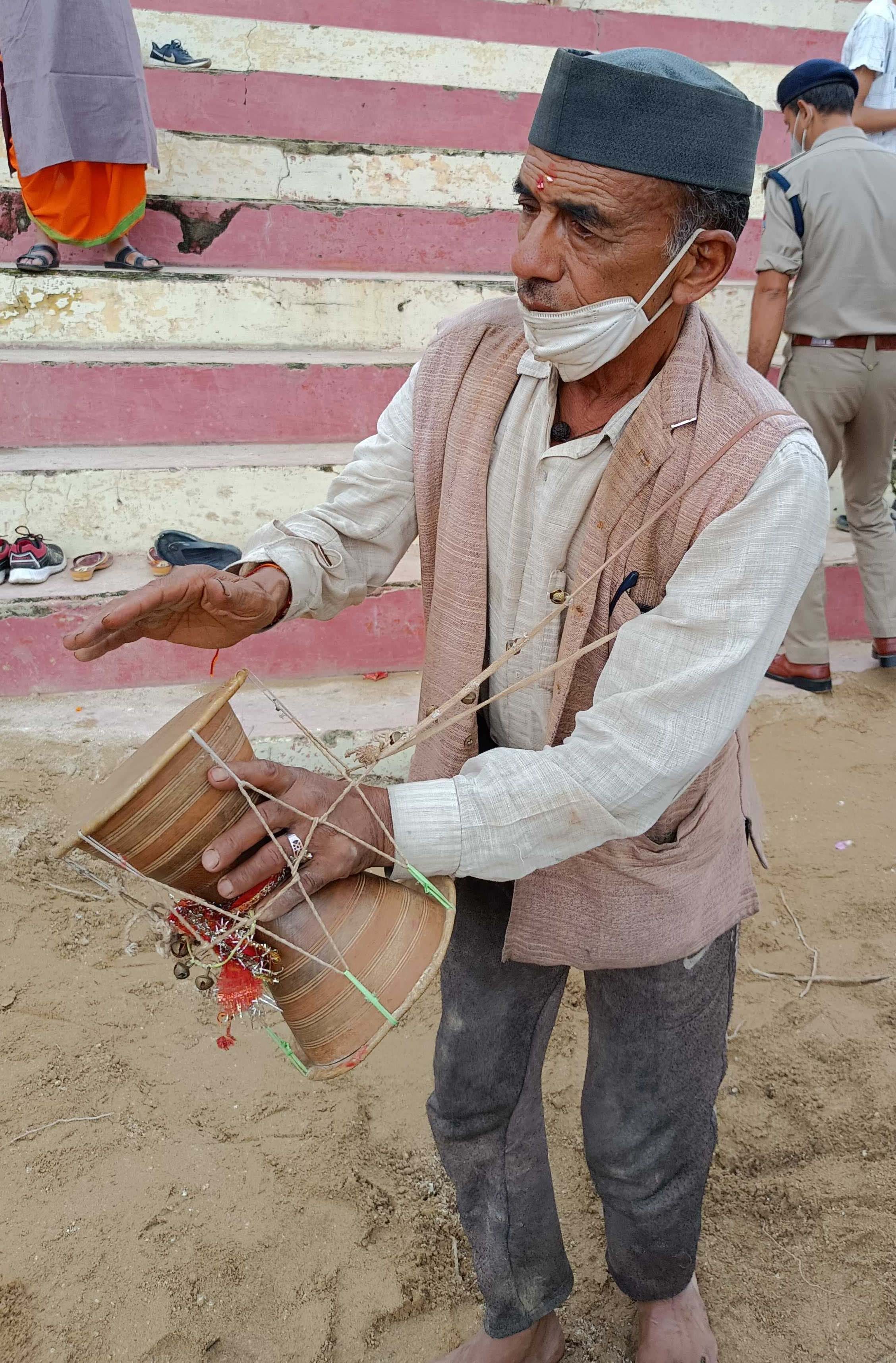 देवीधुरा में हुड़का कला का प्रदर्शन करते बुजुर्ग बची सिंह। संवाद न्यूज एजेंसी देवीधुरा में हुड़का कला का प्रदर्शन करते बुजुर्ग बची सिंह। संवाद न्यूज एजेंसी