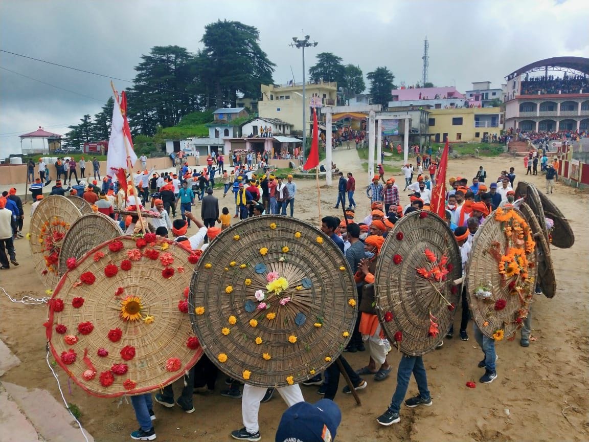 देवीधुरा के खोलीखाड़ दुर्बाचौड़ मैदान में बगवाल की मंत्रणा करते बगवाली वीर। देवीधुरा के खोलीखाड़ दुर्बाचौड़ मैदान में बगवाल की मंत्रणा करते बगवाली वीर।