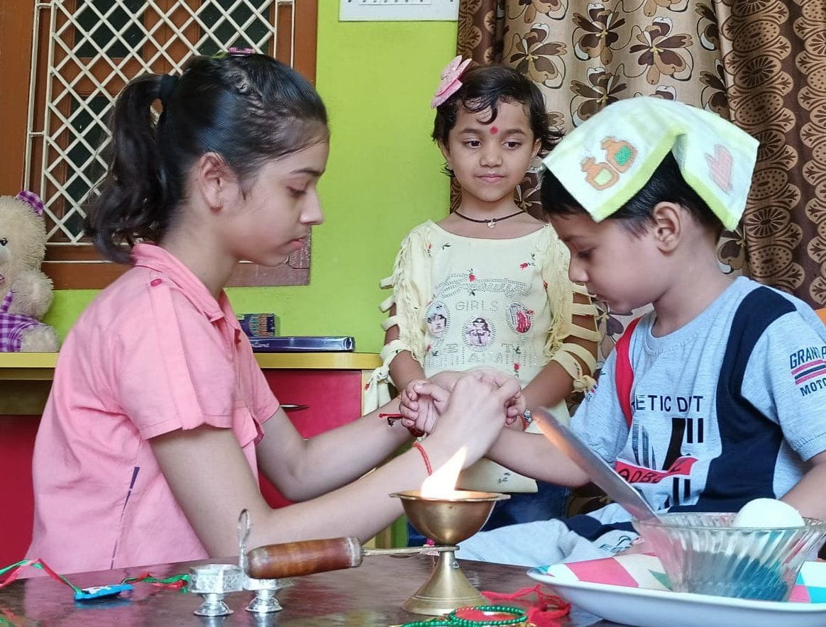 दिलीपपुर में रक्षाबंधन पर भाई को राखी बांधती बहनें। संवाद