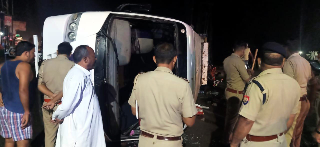 नूरपुर में पलटी बस को देखती पुलिस। नूरपुर में पलटी बस को देखती पुलिस।