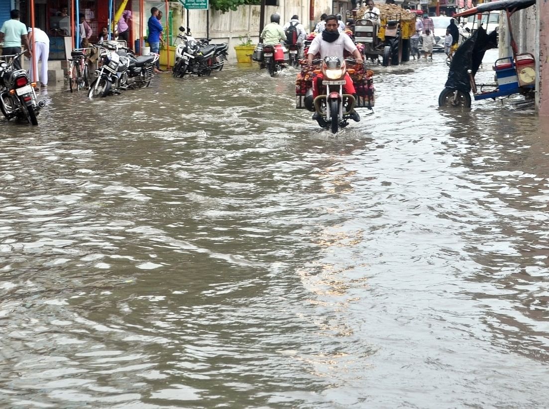 शामली टंकी रोड पर बरसात से भरा पानी शामली टंकी रोड पर बरसात से भरा पानी