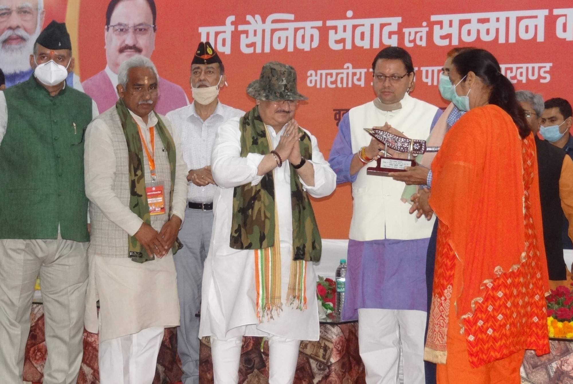 रायवाला में एक फार्म हाउस में पूर्व सैनिक संवाद कार्यक्रम में शहीद सैनिकों के परिजनो को सम्मानि रायवाला में एक फार्म हाउस में पूर्व सैनिक संवाद कार्यक्रम में शहीद सैनिकों के परिजनो को सम्मानि