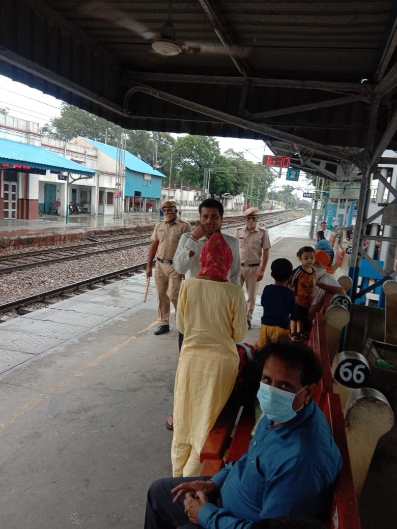 प्लेटफार्म पर ट्रेन के इंतजार में बैठे यात्री। संवाद प्लेटफार्म पर ट्रेन के इंतजार में बैठे यात्री। संवाद
