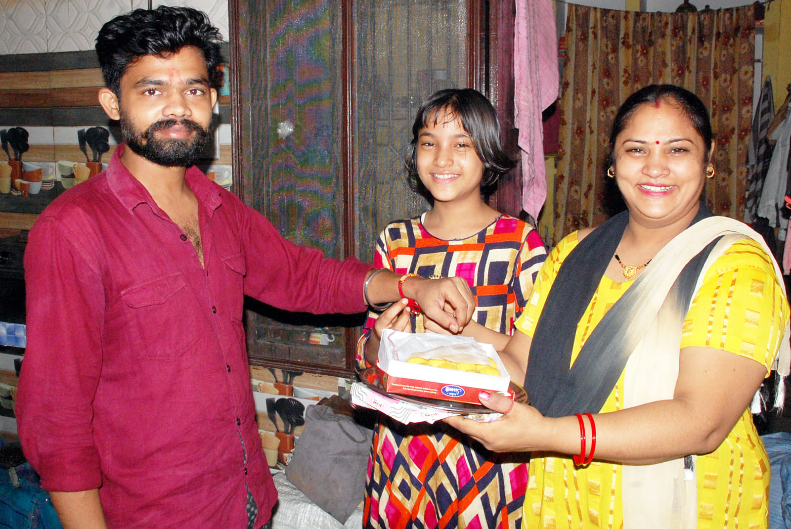 शामली में भाई की कलाई पर राखी बांधती बहन शामली में भाई की कलाई पर राखी बांधती बहन