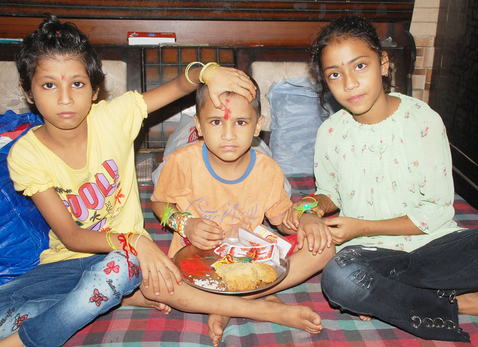 शामली में भाई की कलाई पर राखी बांधती बहने शामली में भाई की कलाई पर राखी बांधती बहने