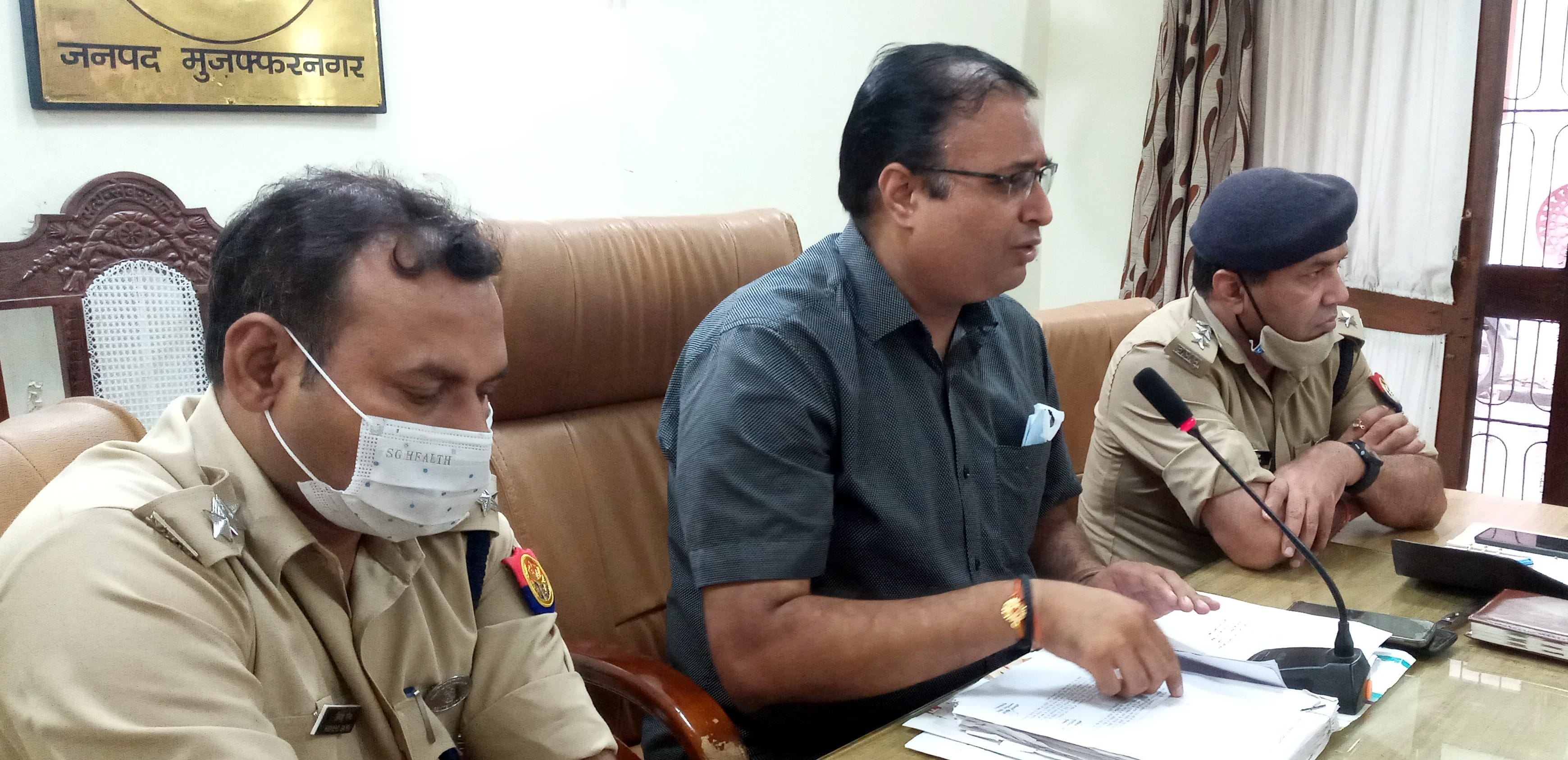 कलक्ट्रेट के लोकवाणी सभागार में अतिक्रमण के संबध में बैठक लेते सिटी मजिस्ट्रेट। कलक्ट्रेट के लोकवाणी सभागार में अतिक्रमण के संबध में बैठक लेते सिटी मजिस्ट्रेट।