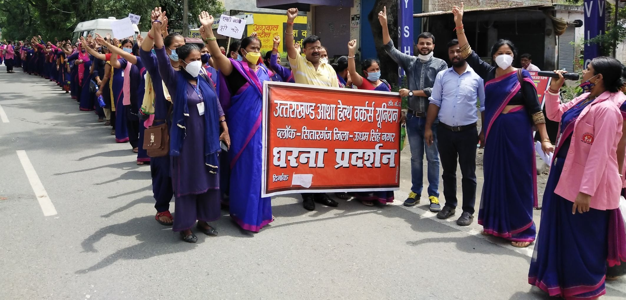 सितारगंज में चेतावनी रैली निकालतीं आशा वर्कर।