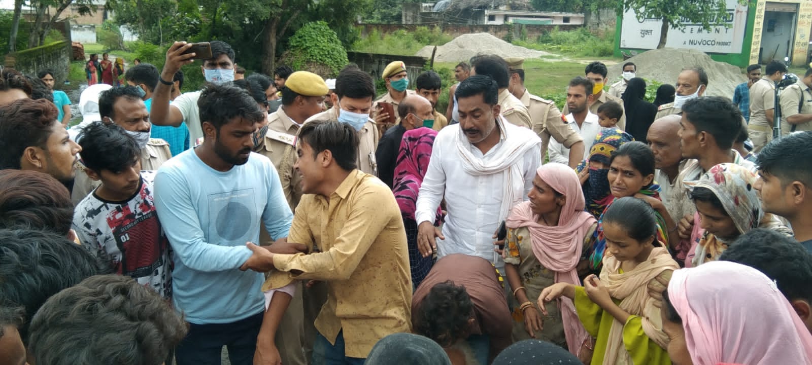 मुजफ्फरनगर में जानसठ के गांव कवाल में हादसे में महिला की मौत होने पर रोते बिलखते परिजन। मुजफ्फरनगर में जानसठ के गांव कवाल में हादसे में महिला की मौत होने पर रोते बिलखते परिजन।