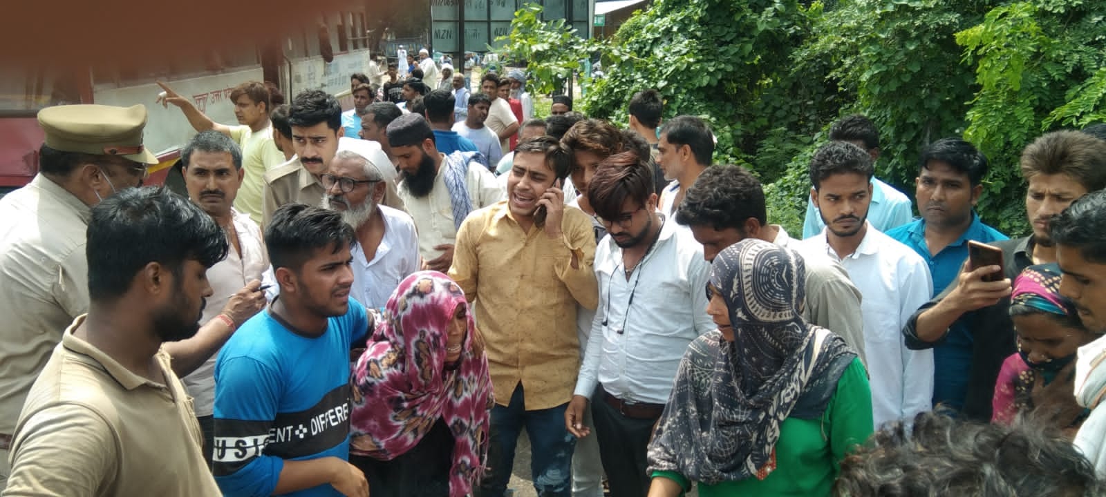 जानसठ के गांव कवाल में हादसे में महिला की मौत होने पर रोते बिलखते परिजन जानसठ के गांव कवाल में हादसे में महिला की मौत होने पर रोते बिलखते परिजन