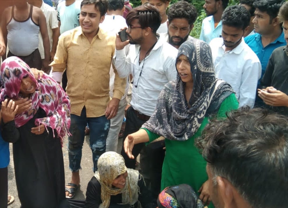 जानसठ के गांव कवाल में हादसे में महिला की मौत होने पर रोते बिलखते परिजन जानसठ के गांव कवाल में हादसे में महिला की मौत होने पर रोते बिलखते परिजन