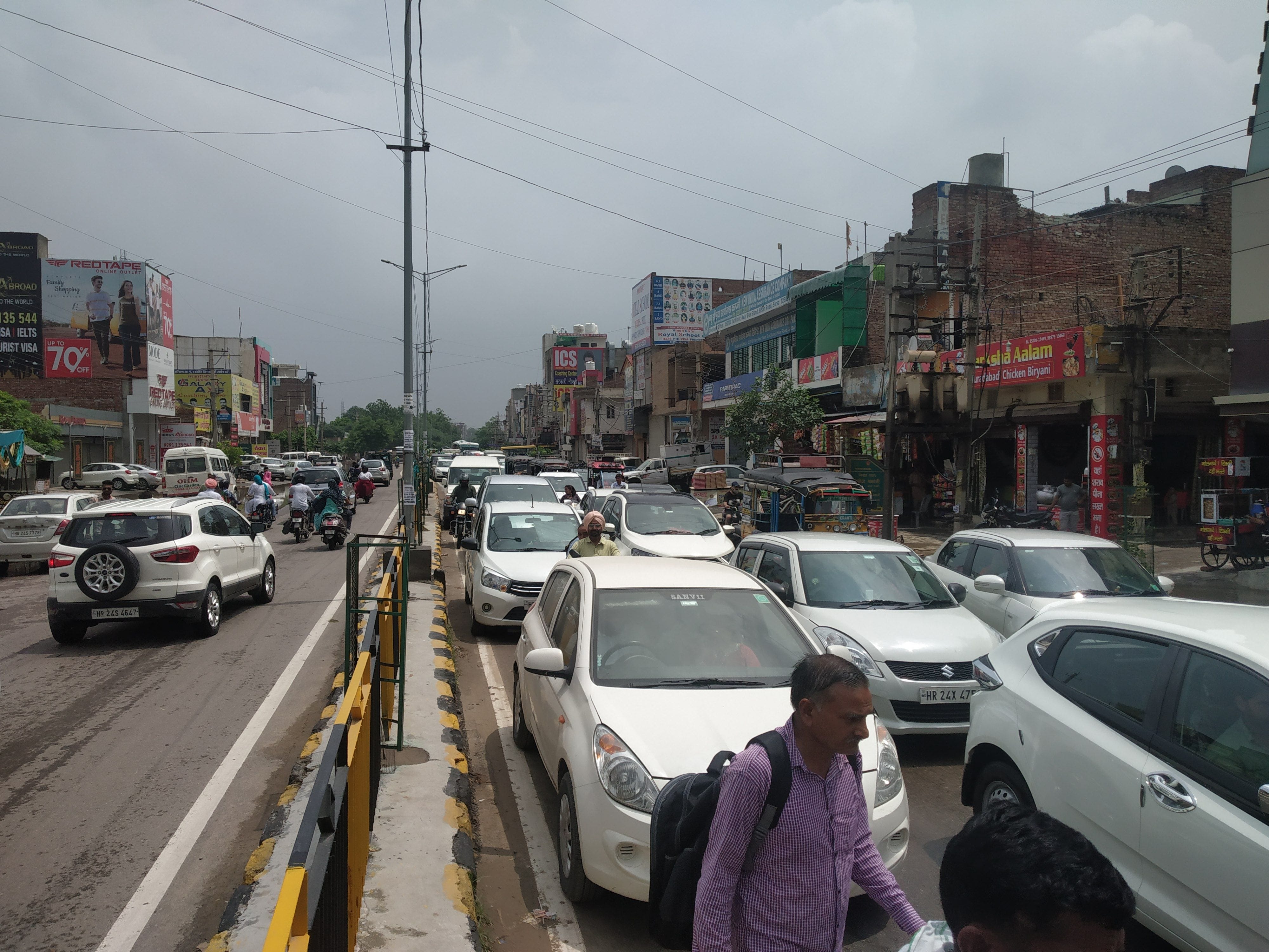 हिसार रोड पर जलभराव होने के कारण वाहनों का लगा लंबा जाम 