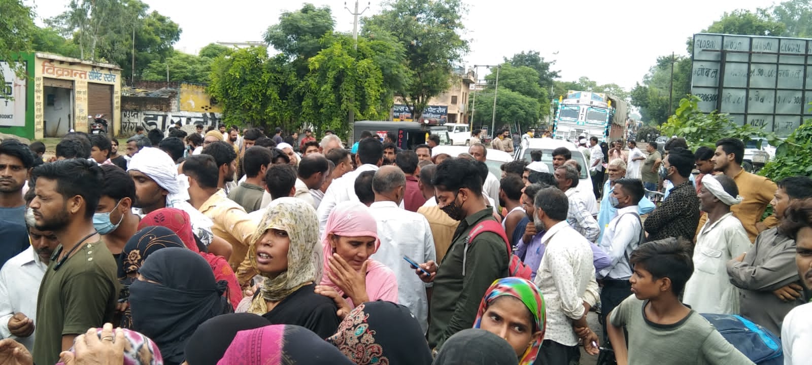 जानसठ के गांव कवाल में हादसे में महिला की मौत होने पर पानीपत खटीमा राजमार्ग पर हंगामा करते ग्रामी जानसठ के गांव कवाल में हादसे में महिला की मौत होने पर पानीपत खटीमा राजमार्ग पर हंगामा करते ग्रामी