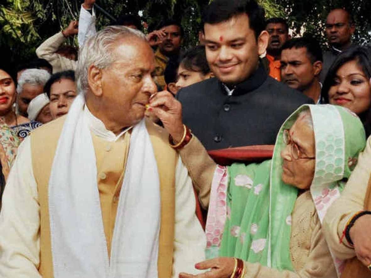 कल्याण सिंह को उनके जन्म दिन पर मिष्ठान खिलातीं उनकी पत्नी रामवती देवी कल्याण सिंह को उनके जन्म दिन पर मिष्ठान खिलातीं उनकी पत्नी रामवती देवी