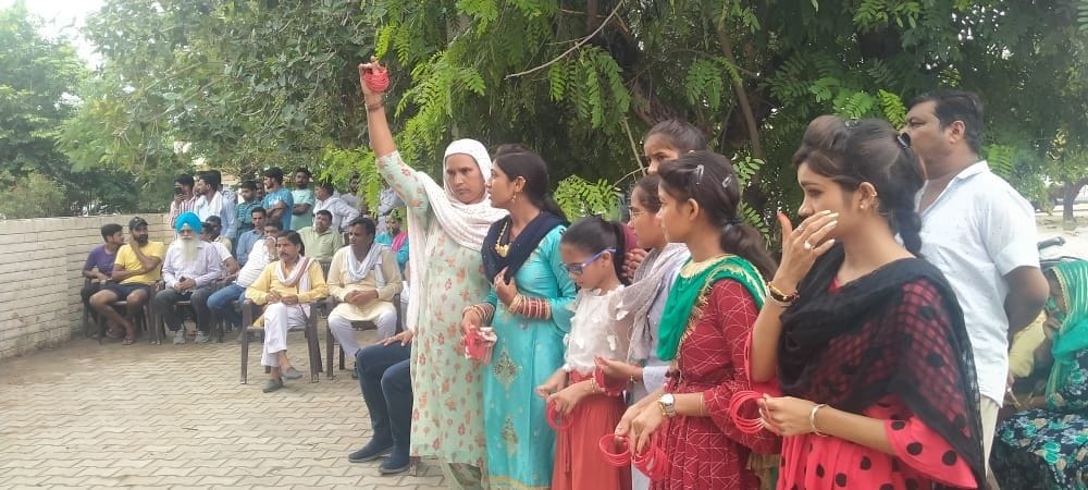 कालांवाली में थाने के समक्ष धरना देकर नारेबाजी करती महिलाएं 