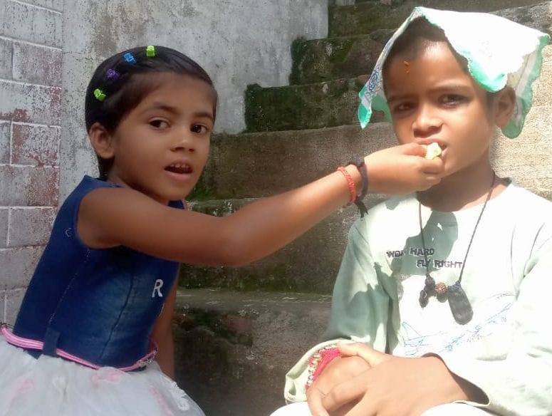 Sisters tied Rakshasutra, brothers gave gifts Sisters tied Rakshasutra, brothers gave gifts