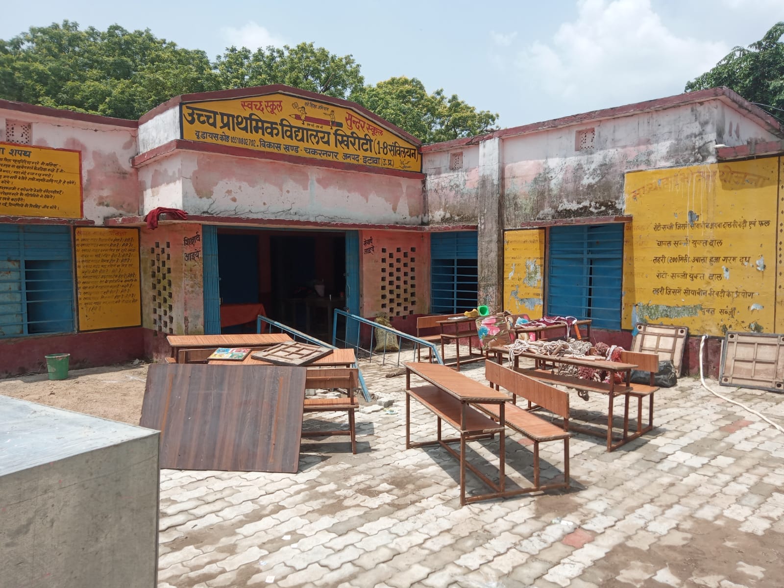 फोटो संख्या 09- उप्रावि खिरीटी में बाढ़ के कारण पानी में डूबे फर्नीचर को सुखाया जा रहा है फोटो संख्या 09- उप्रावि खिरीटी में बाढ़ के कारण पानी में डूबे फर्नीचर को सुखाया जा रहा है
