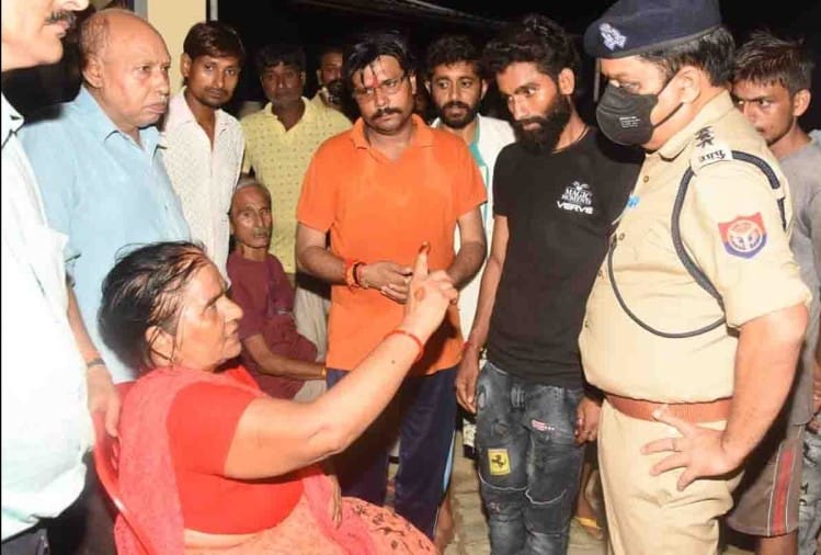 घटना की जानकारी देते परिजन