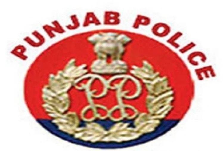 पुलिस पर आरोप: महिला को थाने में किया टार्चर, मारे डंडे, बालों से पकड़कर फर्श पर गिराया