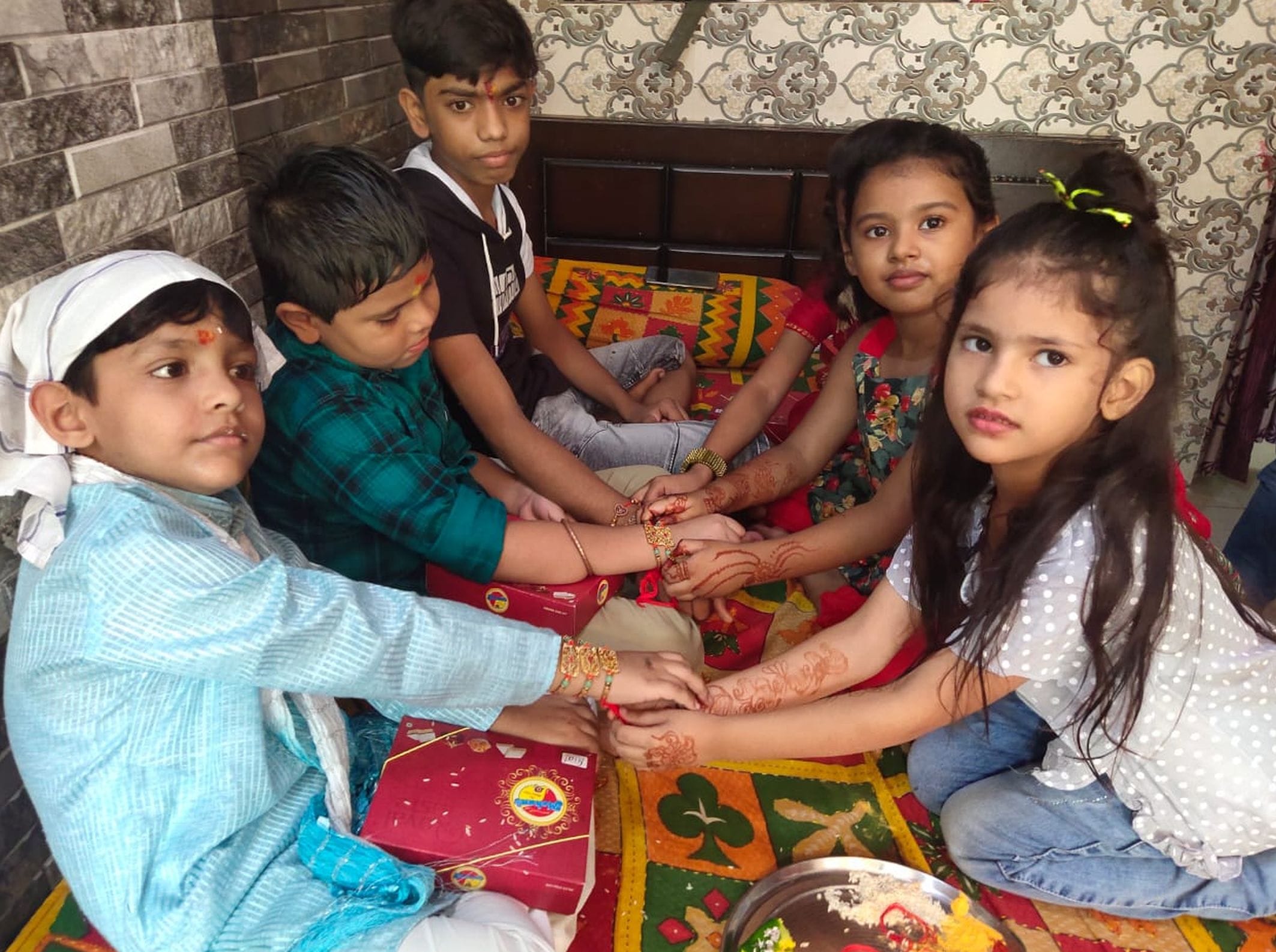 अयोध्या रक्षाबंधन पर्व पर भाइयों को राखी बांधती बहने अयोध्या रक्षाबंधन पर्व पर भाइयों को राखी बांधती बहने