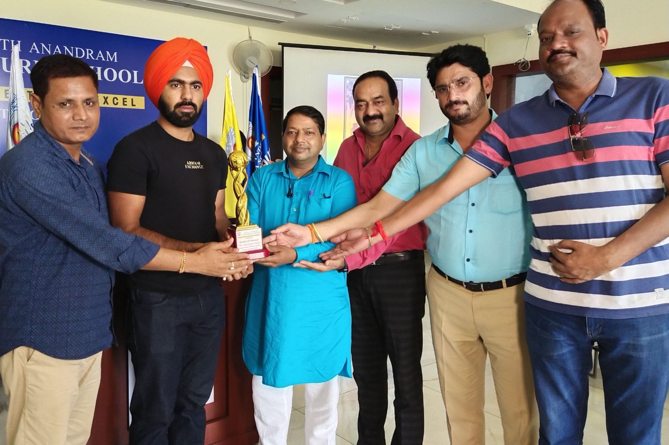 सितारगंज सेठ आनंद राम जयपुरिया स्कूल में सिमरनजीत सिंह का स्वागत करते मैनेजिंग डायरेक्टर महेश म