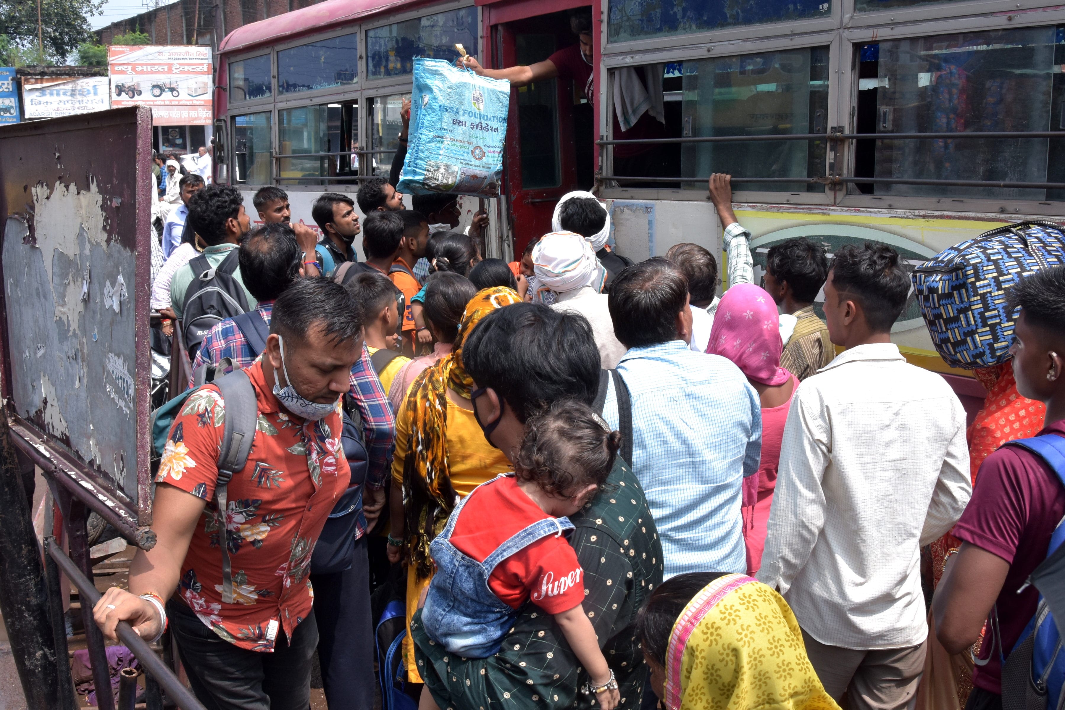 अंबाला रोड़ बस अड़डे पर यात्रियो की लगी जाने के लिये लगी भीड़ अंबाला रोड़ बस अड़डे पर यात्रियो की लगी जाने के लिये लगी भीड़