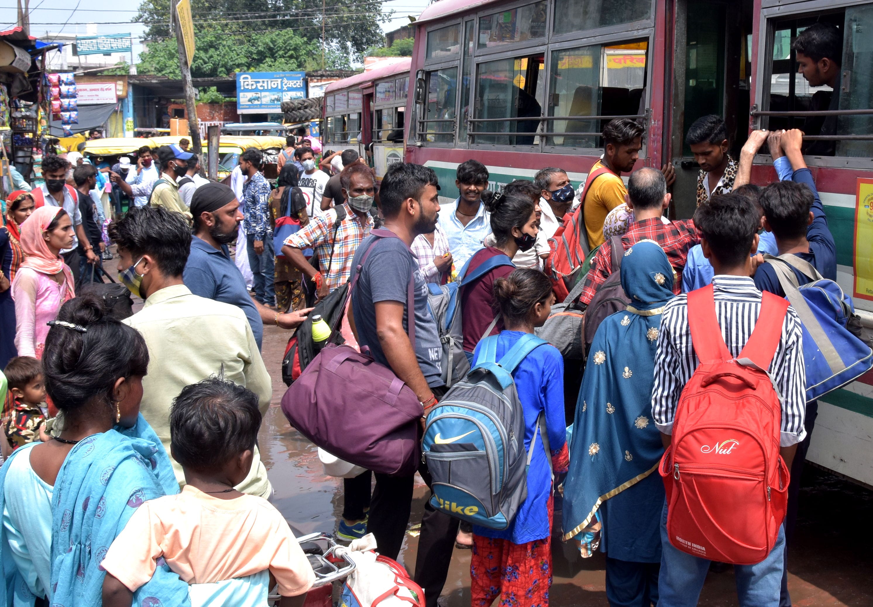 अंबाला रोड़ बस अड़डे पर यात्रियो की लगी जाने के लिये लगी भीड़ अंबाला रोड़ बस अड़डे पर यात्रियो की लगी जाने के लिये लगी भीड़