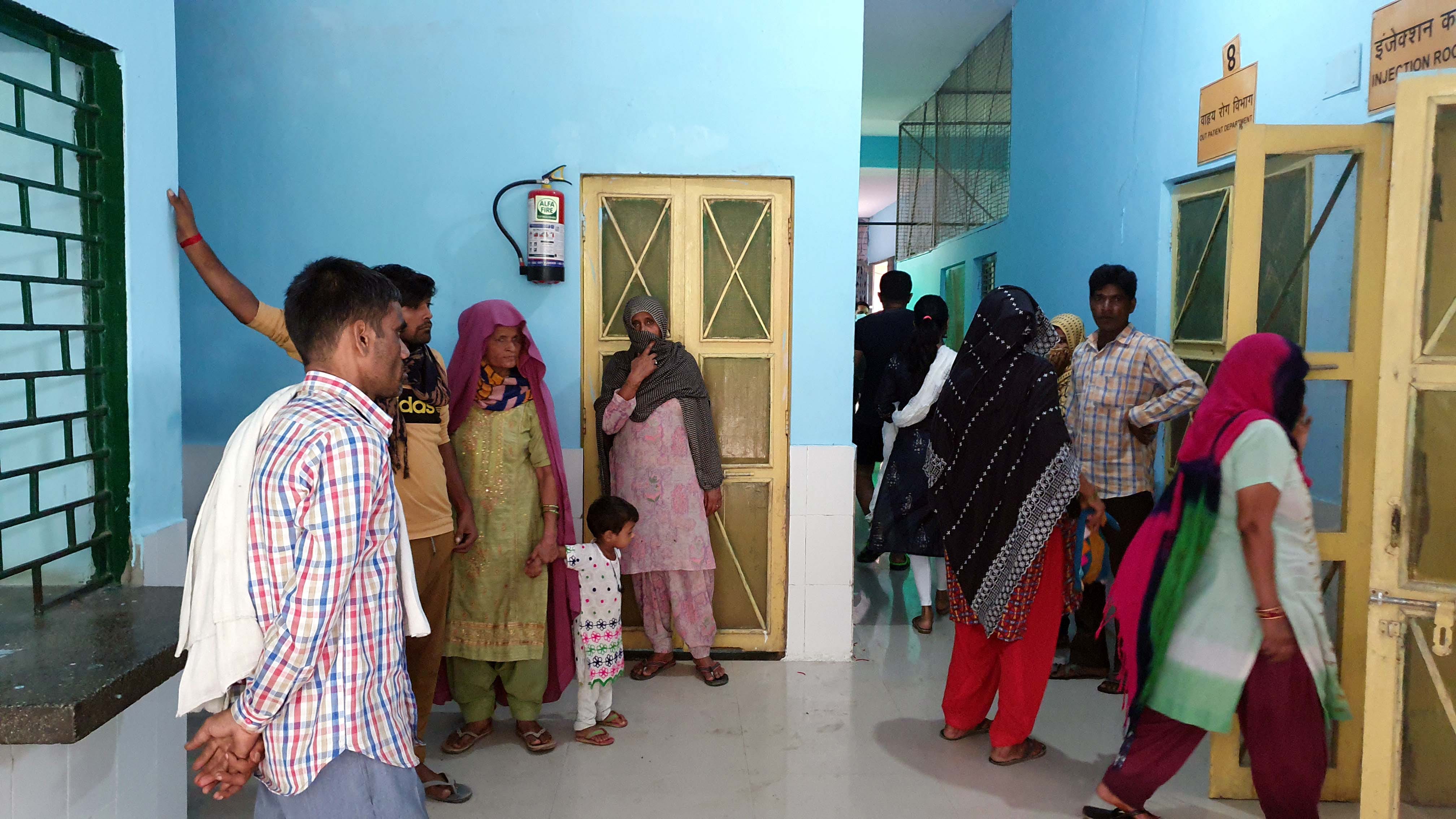 कैराना सरकारी अस्पताल में इमरजेंसी के बाहर डाक्टर के इंतजार में खडे़ मरीज