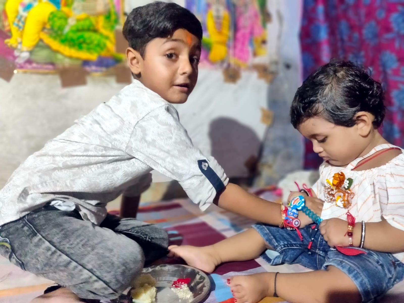 अफजलगढ़ में भाई को राखी बांधती बहन। अफजलगढ़ में भाई को राखी बांधती बहन।