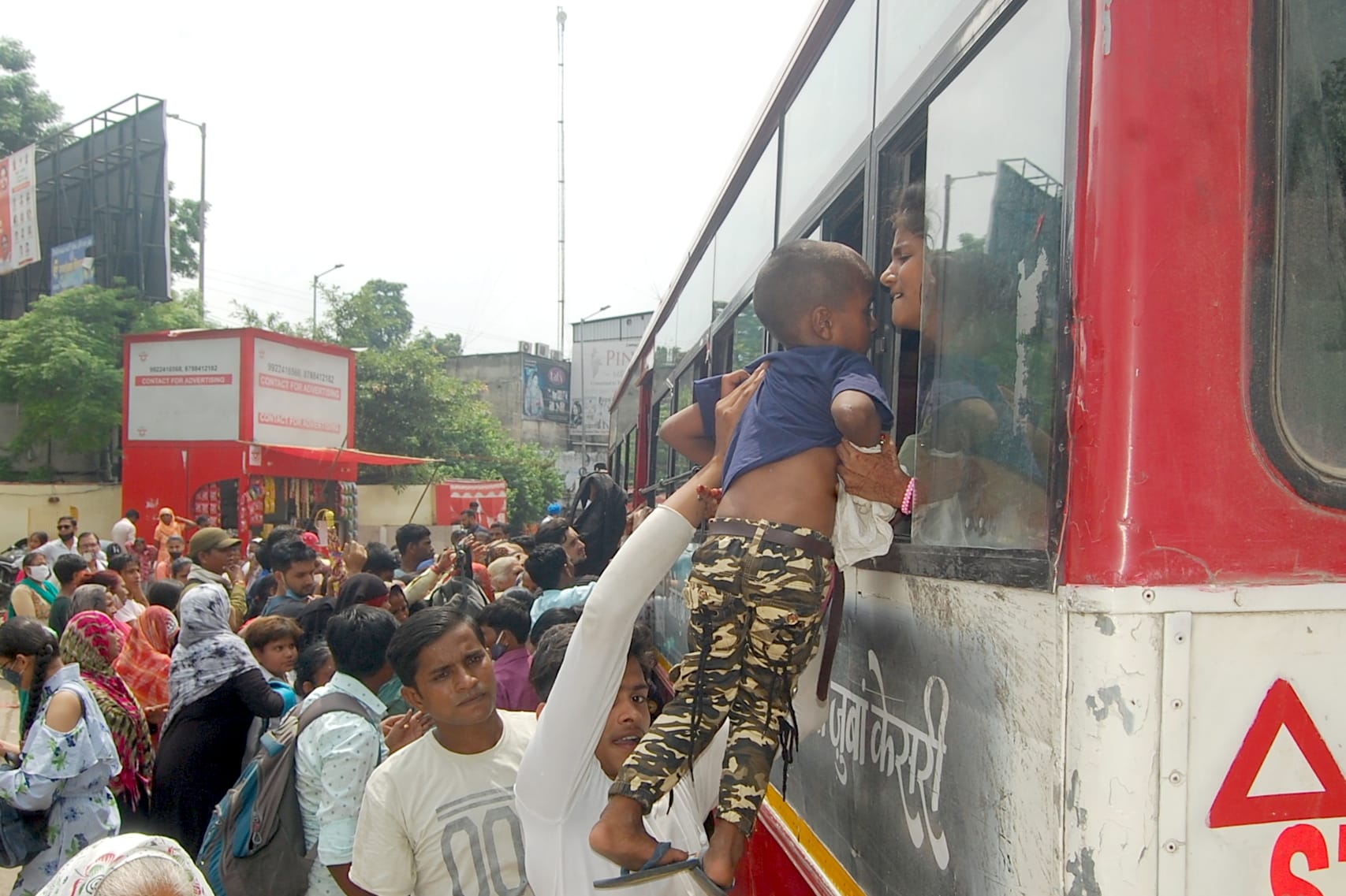 बिजनौर में रक्षा बंधन पर बस में सीट पाने के लिए बच्चे को इस तरह अंदर धकेलते परिजन। बिजनौर में रक्षा बंधन पर बस में सीट पाने के लिए बच्चे को इस तरह अंदर धकेलते परिजन।