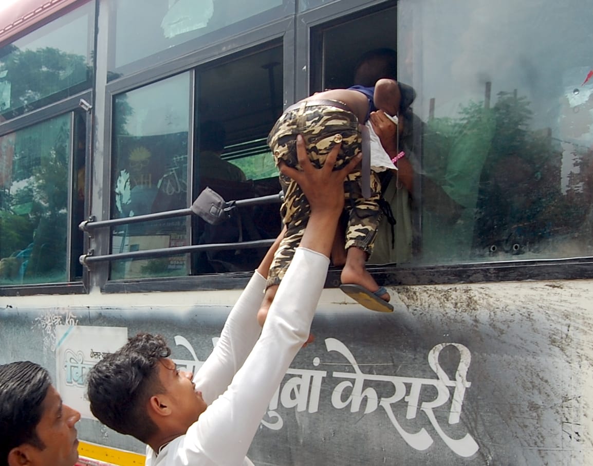 बिजनौर में रक्षा बंधन पर बस में सीट पाने के लिए बच्चे को इस तरह अंदर धकेलते परिजन। बिजनौर में रक्षा बंधन पर बस में सीट पाने के लिए बच्चे को इस तरह अंदर धकेलते परिजन।