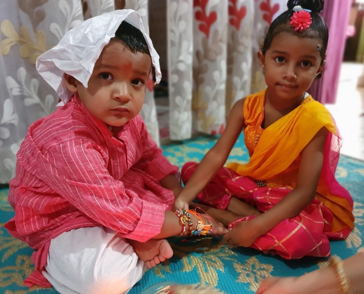भैय्या मेरे राखी के बंधन को निभाना... रक्षाबंधन पर भाई की कलाई में राखी बांधती एक नन्हीं बहन। भैय्या मेरे राखी के बंधन को निभाना... रक्षाबंधन पर भाई की कलाई में राखी बांधती एक नन्हीं बहन।