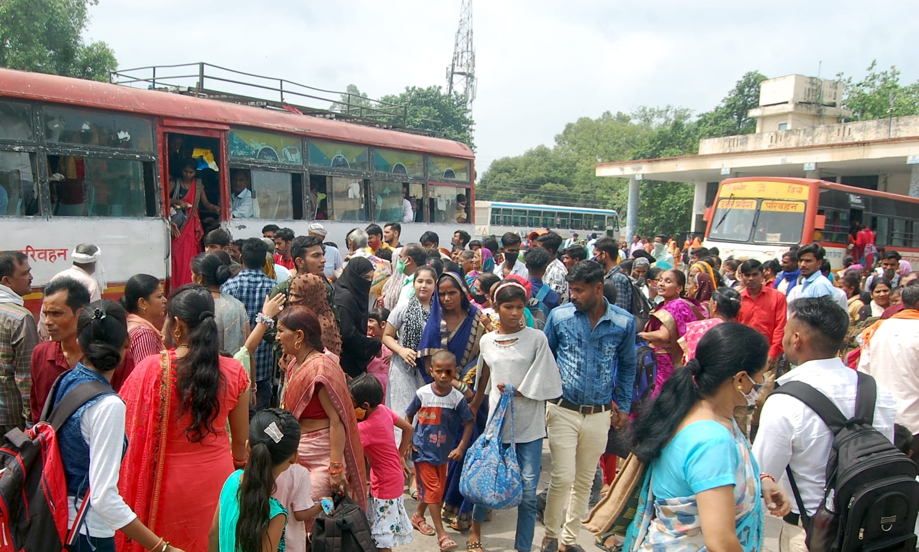 बिजनौर में रक्षा बंधन पर रोडवेज पर उमड़ी भारी भीड़। बिजनौर में रक्षा बंधन पर रोडवेज पर उमड़ी भारी भीड़।