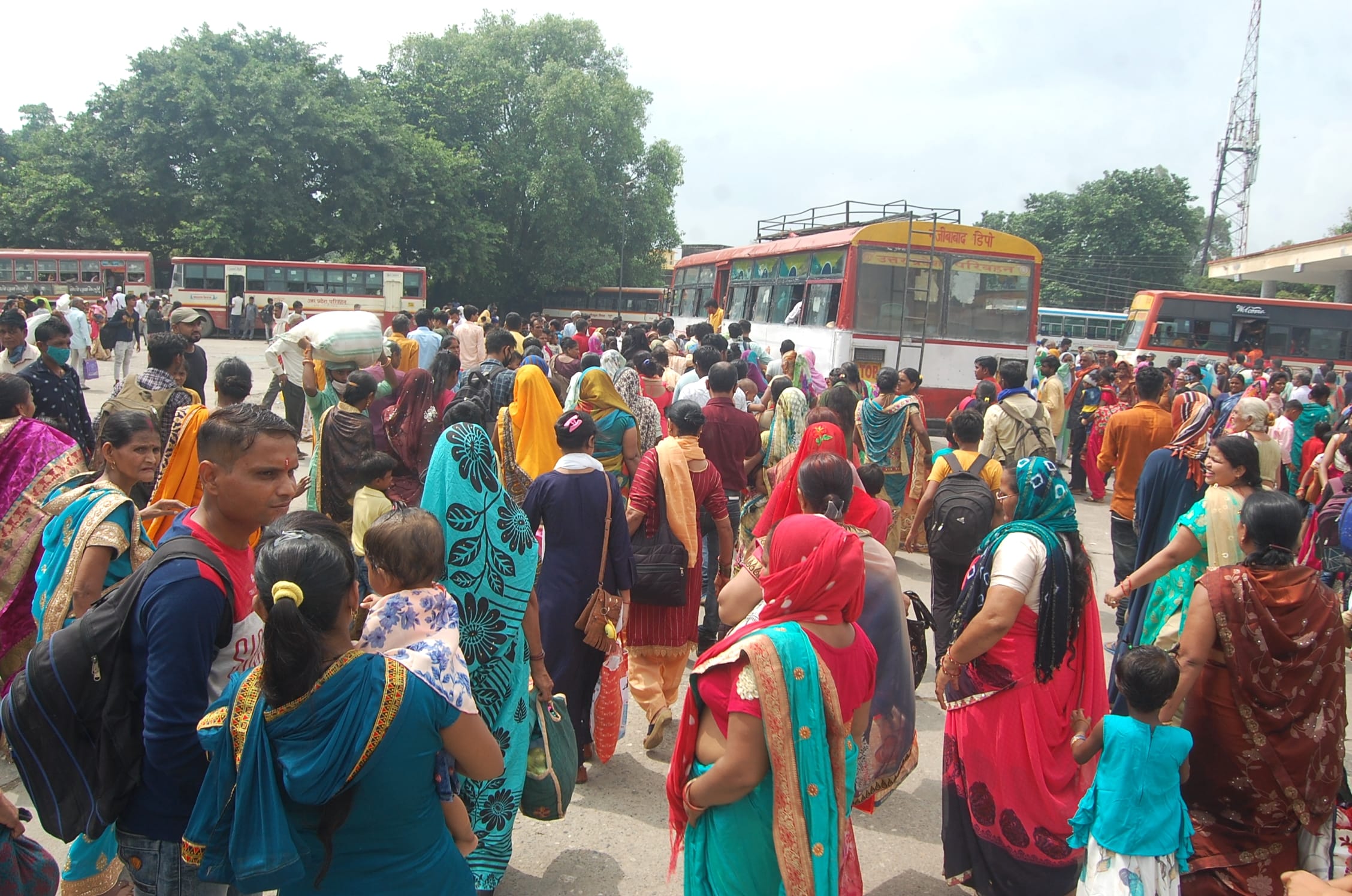 बिजनौर में रक्षा बंधन पर रोडवेज पर उमड़ी भारी भीड़। बिजनौर में रक्षा बंधन पर रोडवेज पर उमड़ी भारी भीड़।