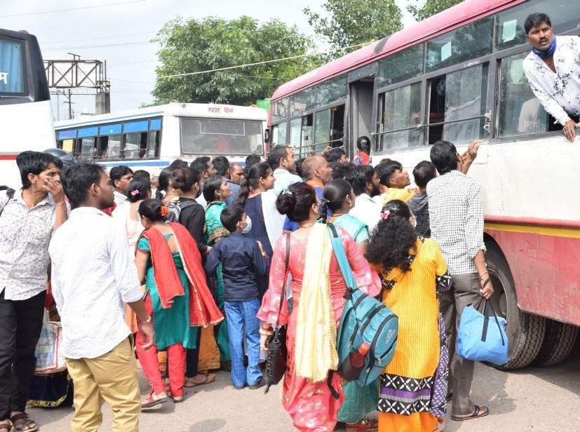 रुद्रपुर स्टेशन में खिड़की से बस में चढ़ने का प्रयास करते यात्री। रुद्रपुर स्टेशन में खिड़की से बस में चढ़ने का प्रयास करते यात्री।