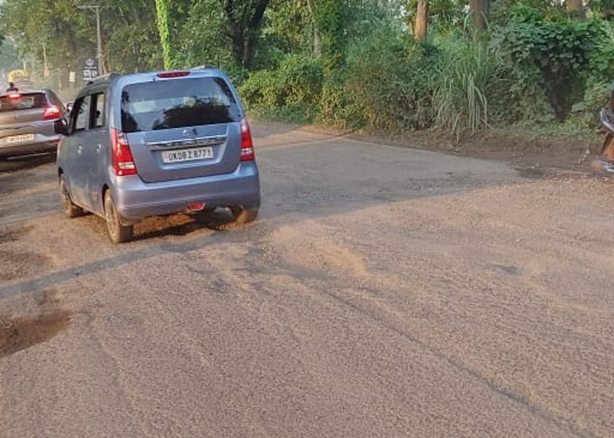 नजीबाबाद-कोटद्वार गड्ढायुक्त मार्ग से गुजरते वाहन। नजीबाबाद-कोटद्वार गड्ढायुक्त मार्ग से गुजरते वाहन।
