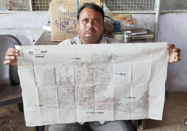 नगर कोतवाली के सोनावां से गिरफ्तार नक्शे के साथ आरोपी युवक। संवाद