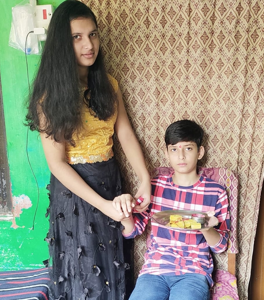हल्दौर में रक्षा बंधन पर भाई को राखी बांधती बहन। हल्दौर में रक्षा बंधन पर भाई को राखी बांधती बहन।