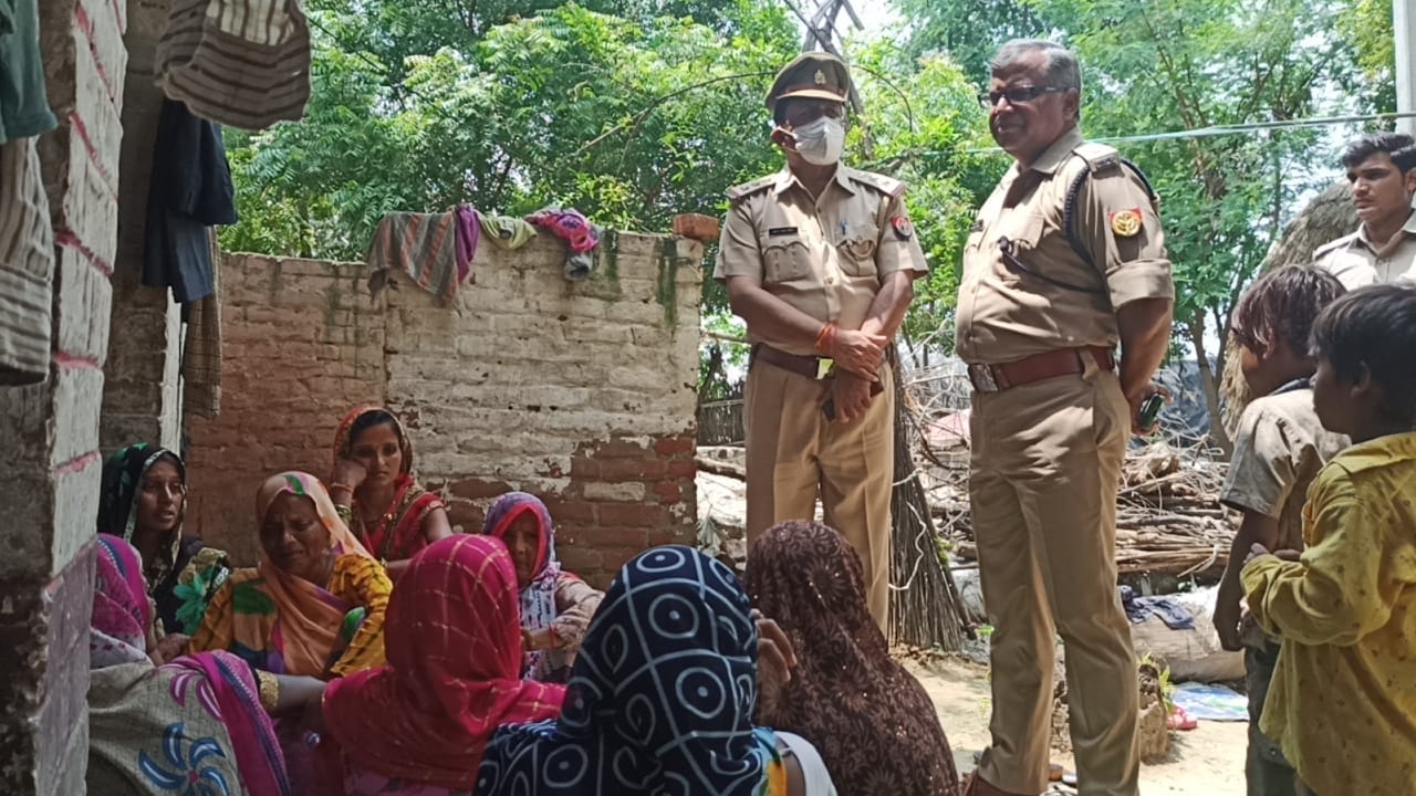 नगला झीला गांव में परिजनों से पूछताछ करते एसपी सिटी व इंस्पेक्टर नगला झीला गांव में परिजनों से पूछताछ करते एसपी सिटी व इंस्पेक्टर