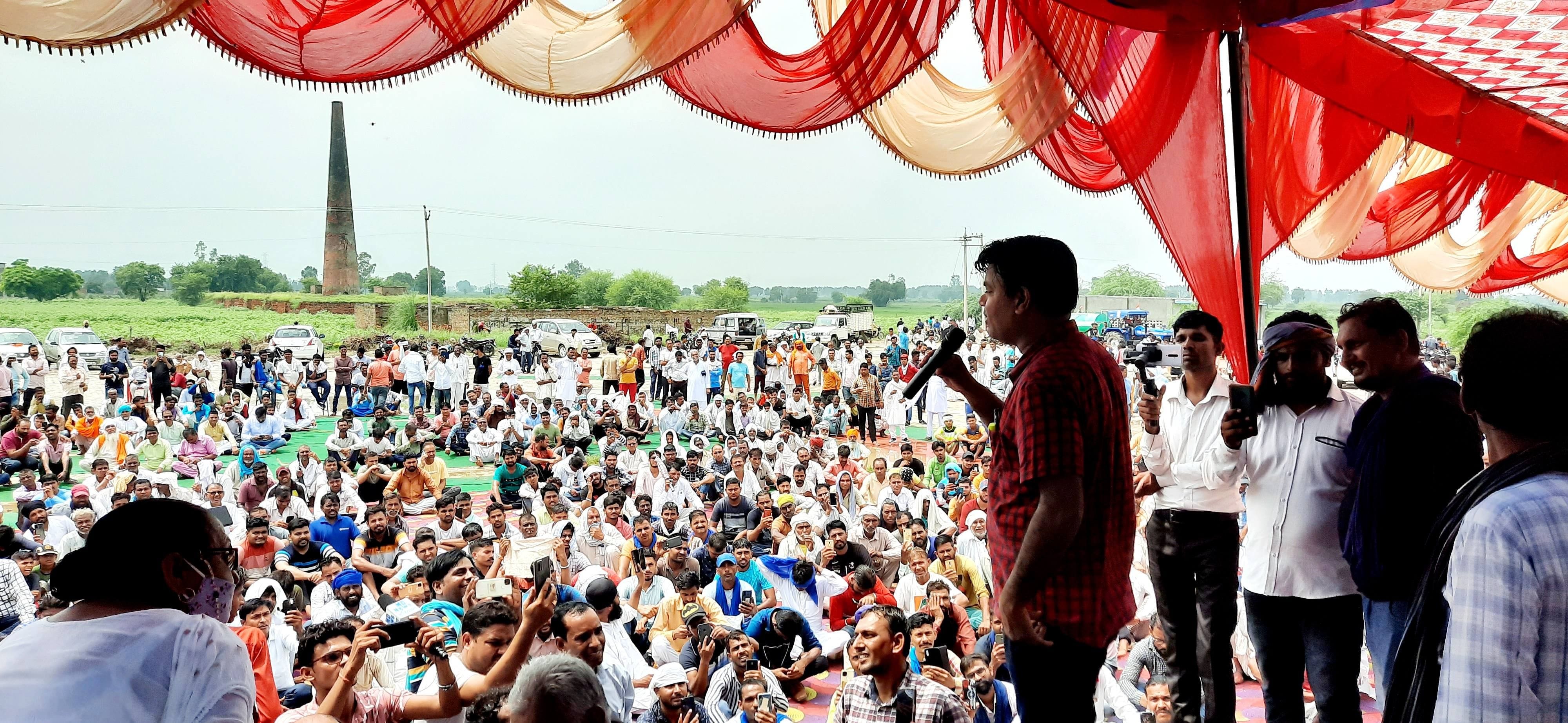 प्रतिमा लगाने वाले लोगों को सम्मेलन में संबोधित करते रजत कनसल। संवाद