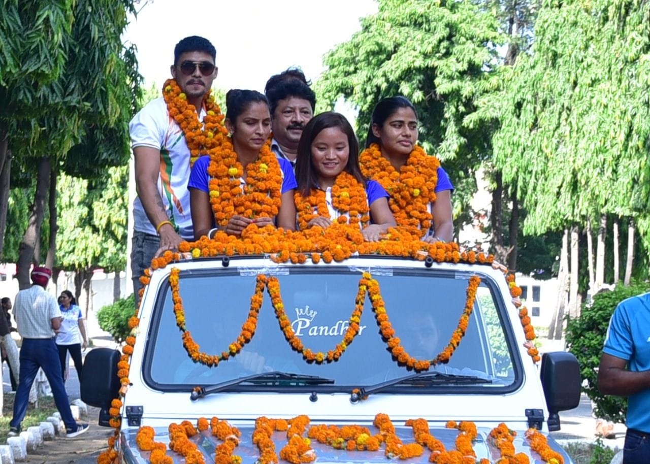 रेल कोच फैक्टरी कपूरथला पहुंचने पर खुली जीप में पहुंची भारतीय महिला हाकी टीम की सदस्य नवजोत कौर, ?