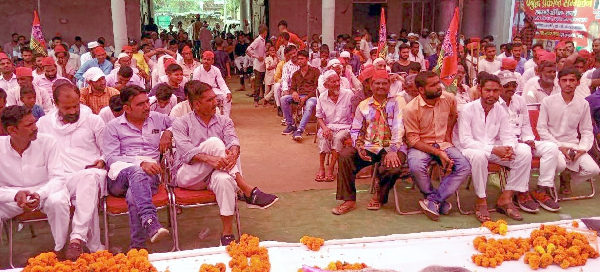 शामली क्षेत्र के गांव हिन्ड में सपा के कार्यक्रम में भाग लेते लोग शामली क्षेत्र के गांव हिन्ड में सपा के कार्यक्रम में भाग लेते लोग