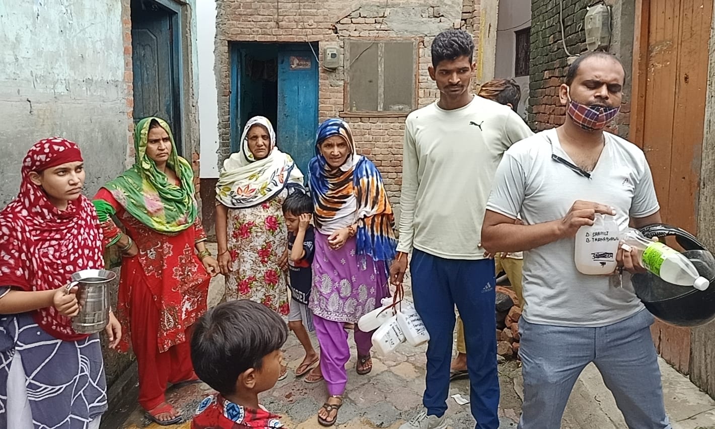 कांधला  के मौहल्ला शेखजादगान में सैंपल लेने पहुंची जल निगम की टीम