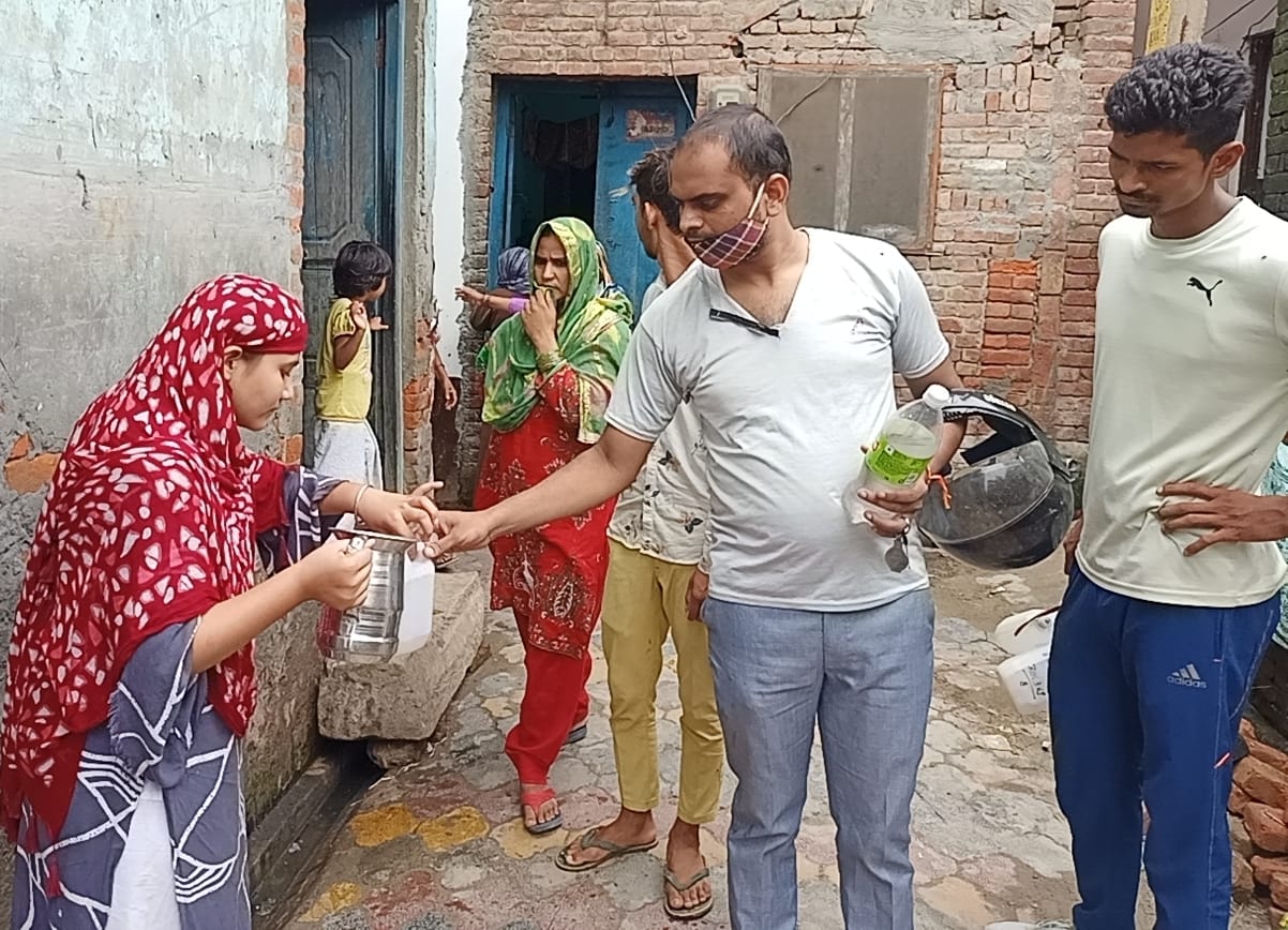 कांधला  के मौहल्ला शेखजादगान में सैंपल लेने पहुंची जल निगम की टीम