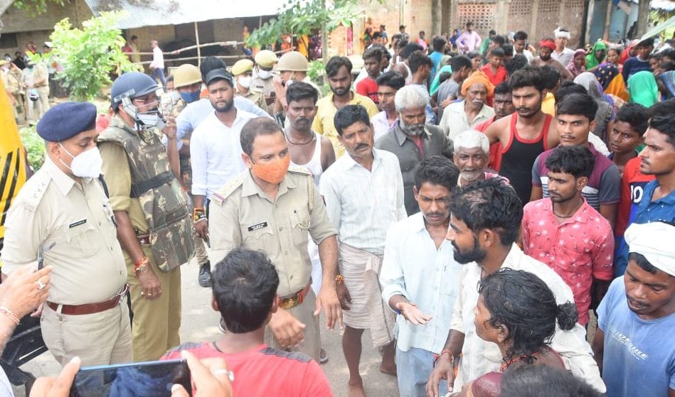 सड़क हादसे में कोमल की मौत पर हंगामा कर रहे परिजनों को समझाते सीओ बीघापुर एके राय व निरीक्षक श्या? सड़क हादसे में कोमल की मौत पर हंगामा कर रहे परिजनों को समझाते सीओ बीघापुर एके राय व निरीक्षक श्या?