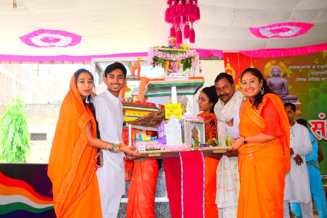 प्रतियोगिता में मौजूद जैन समाज के लोग प्रतियोगिता में मौजूद जैन समाज के लोग