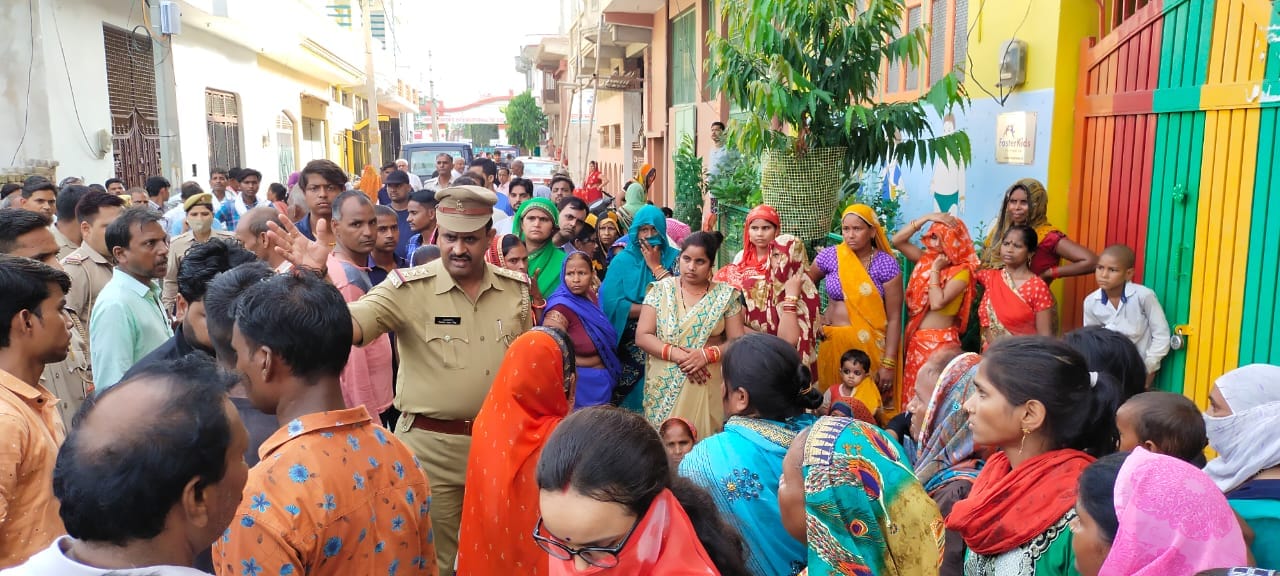 हंगामा करते परिजनों को समझाते कोतवाली प्रभारी हंगामा करते परिजनों को समझाते कोतवाली प्रभारी