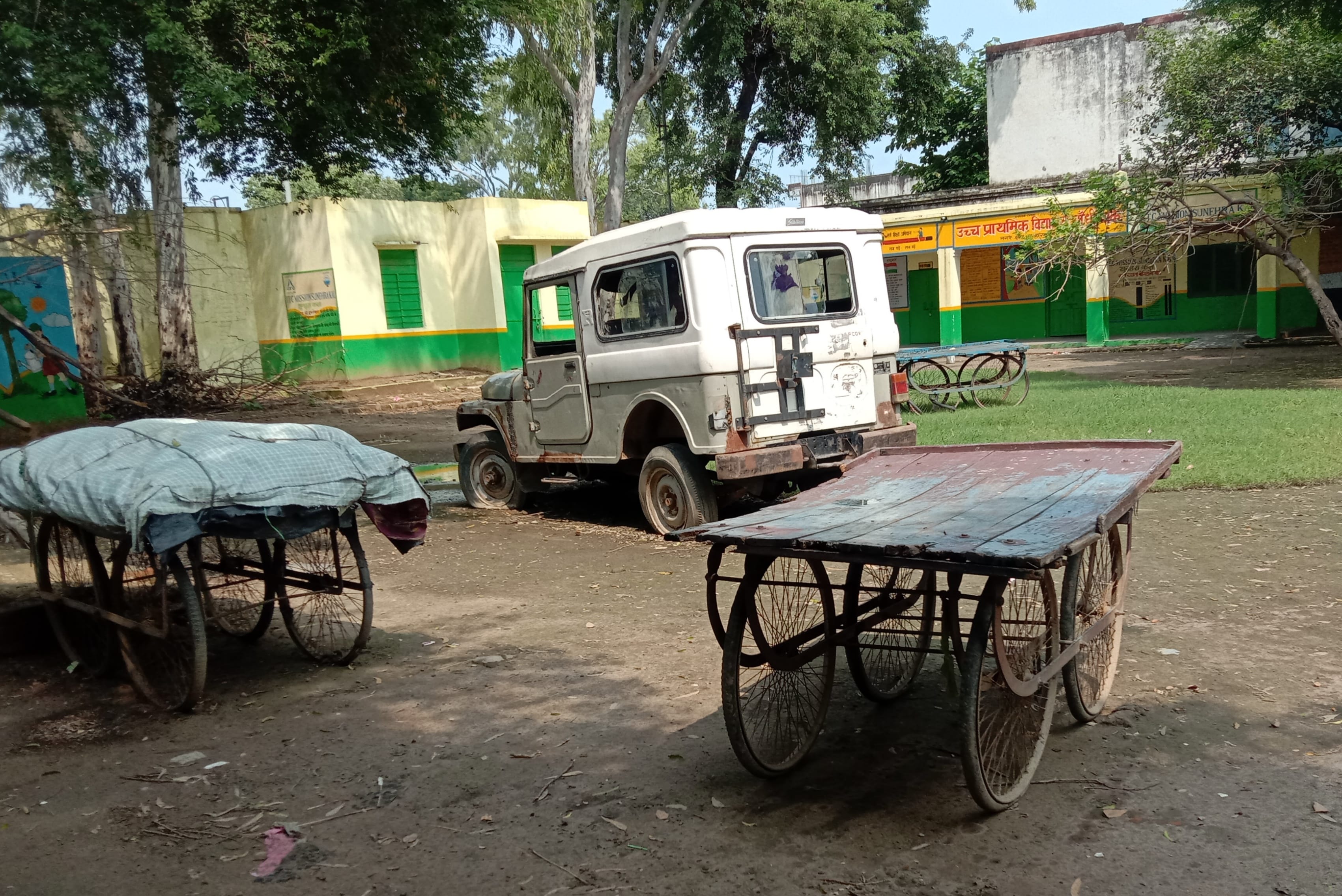 गांधी पार्क स्थित उच्च प्राथमिक विद्यालय परिसर में खड़ी रेहड़िया और गाड़ी। गांधी पार्क स्थित उच्च प्राथमिक विद्यालय परिसर में खड़ी रेहड़िया और गाड़ी।