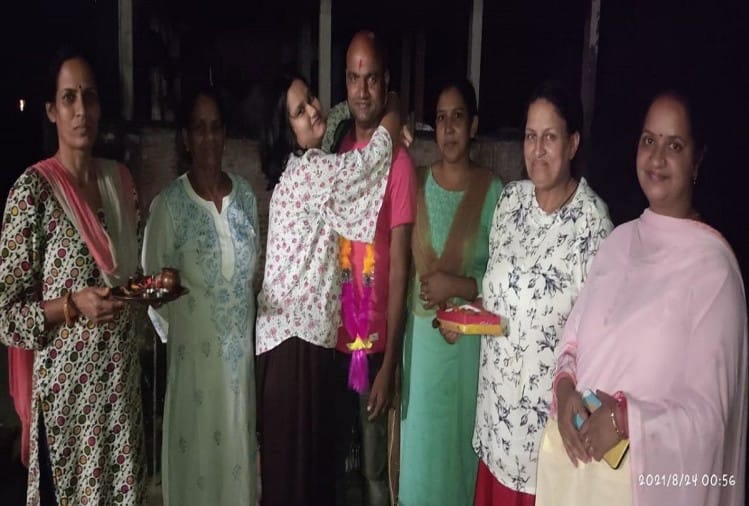 काबुल से घर पर घर में दिवाली सा माहौल, बहन ने गले लगाकर किया स्वागत,