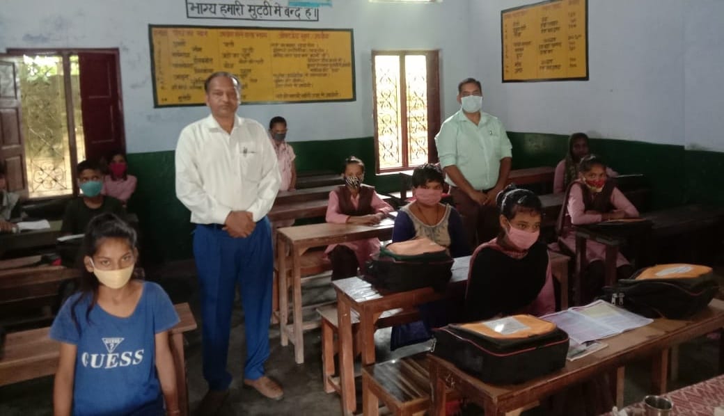 अपर प्राइमरी स्कूल दलहेड़ी में उपस्थित बच्चे व प्रधानाध्यापक। अपर प्राइमरी स्कूल दलहेड़ी में उपस्थित बच्चे व प्रधानाध्यापक।